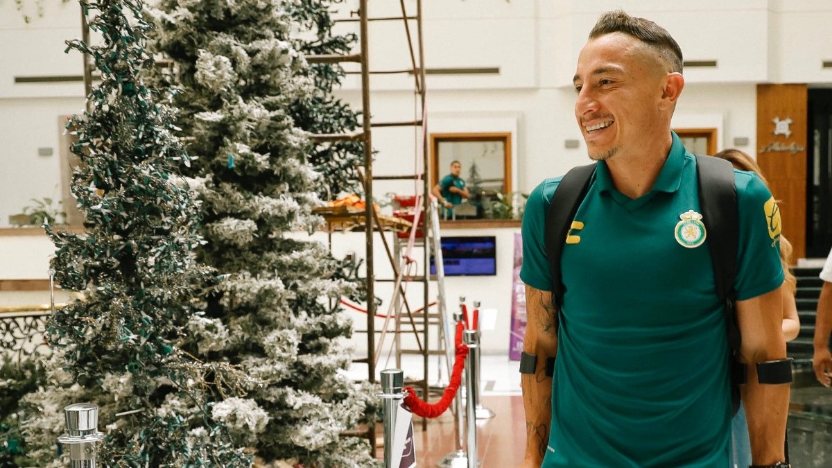 ¡Triste adiós! Andrés Guardado viaja en muletas a su partido de retiro