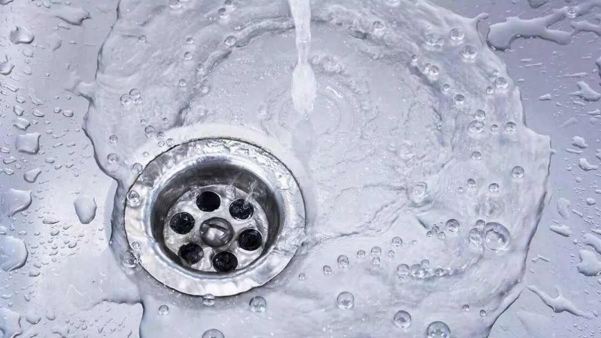 ¡Adiós malos olores! Con este truco casero puedes desatascar y desinfectar tus cañerías