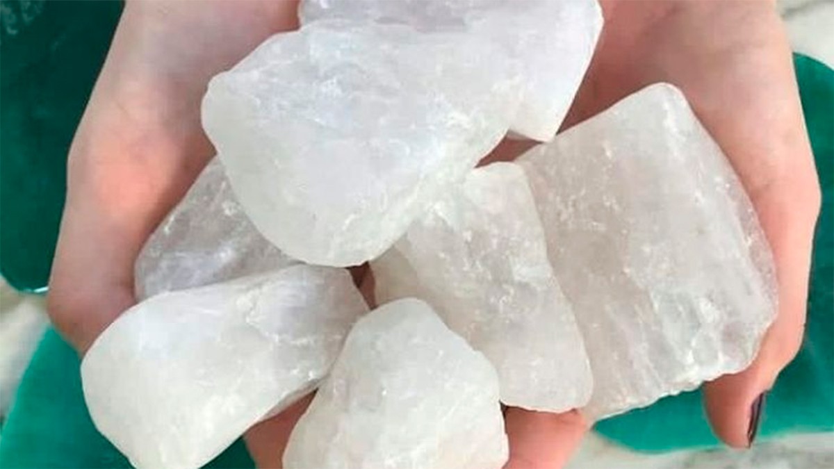 ¿Sabes qué es la piedra de alumbre? Un desodorante natural y versátil para la belleza