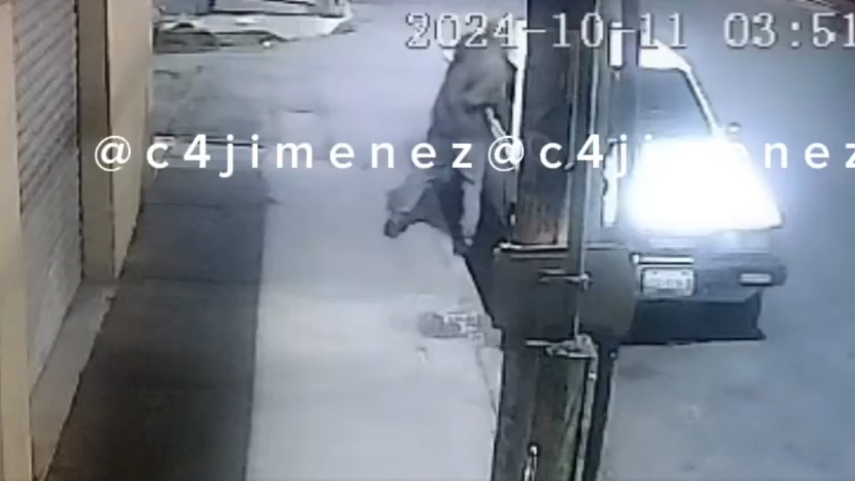 VIDEO Captan a joven al momento de abrir un auto y asaltar a un hombre en plena calle