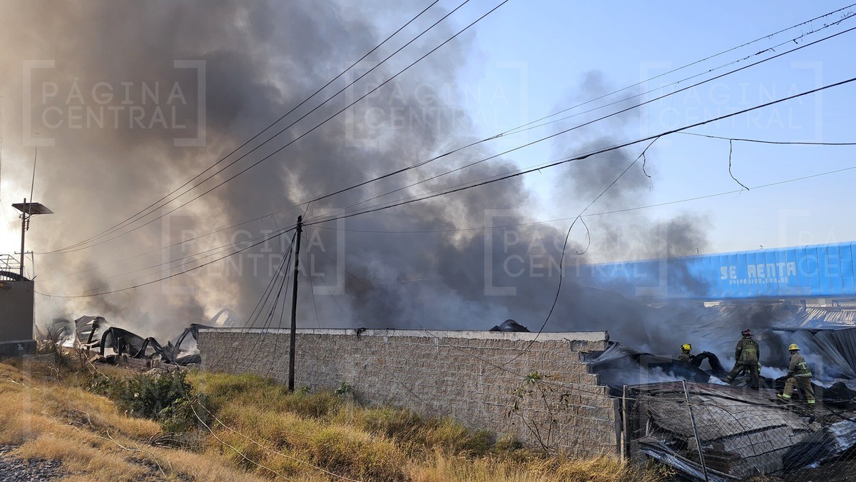Fuerte incendio en Silao alcanza a León, bomberos llevan más de 12 horas de labores