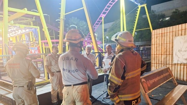 Juego mecánico falla y dos personas quedan atrapadas a 12 metros de altura