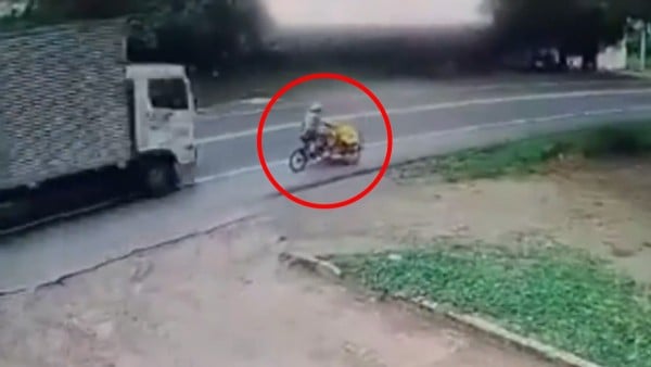 VIDEO Adulta mayor circulaba en su triciclo al lado del camino cuando camión la atropella