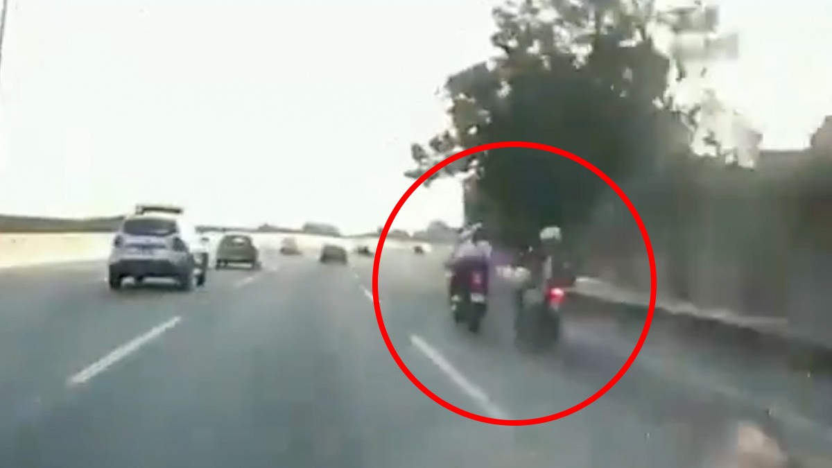 VIDEO Motociclistas echaban 'carreritas' en la carretera, hasta que uno se accidenta