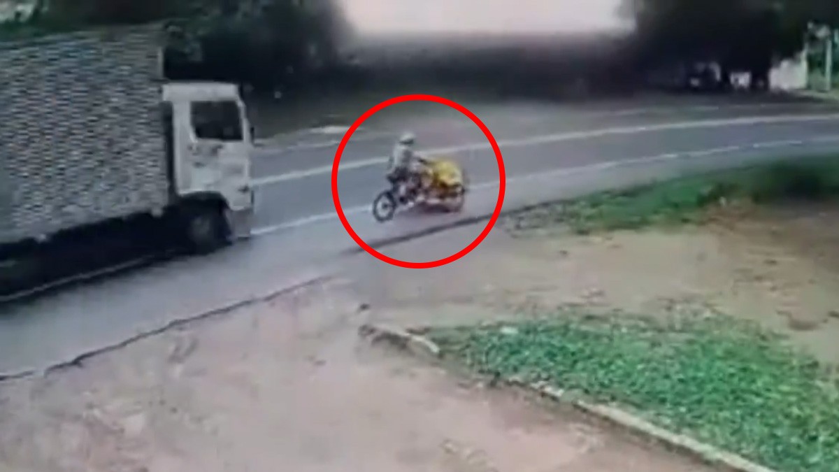 VIDEO Adulta mayor circulaba en su triciclo al lado del camino cuando camión la atropella