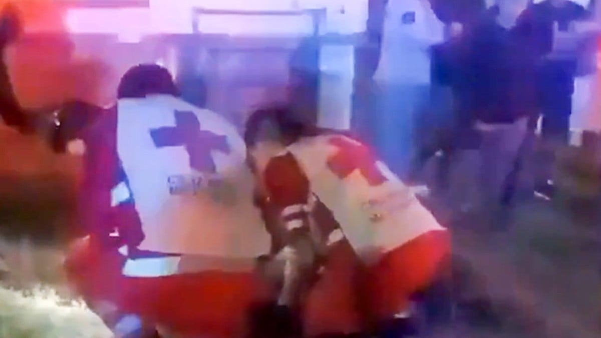 VIDEO Ciudadanos descubren que un hombre hizo esto contra una menor y lo linchan