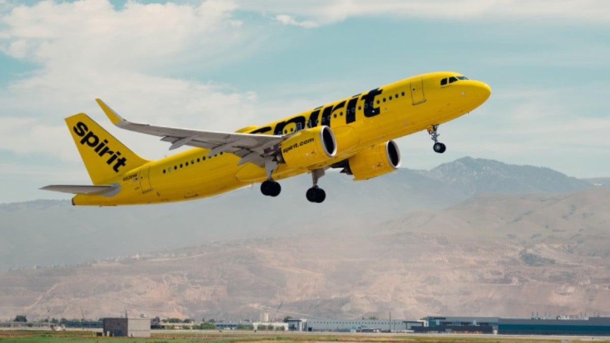 Esto le pasó a un avión de pasajeros y suspendieron todos los vuelos en este país
