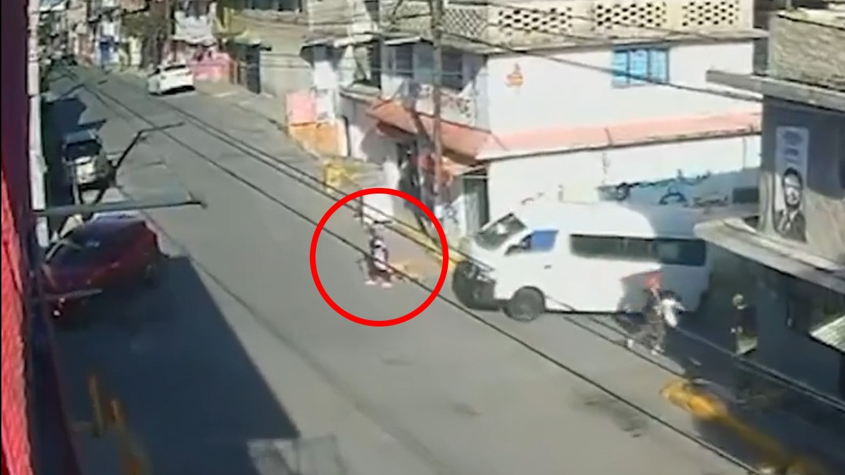 VIDEO Mujer adulta mayor quería cruzar la calle, pero camión urbano la atropella y la mata