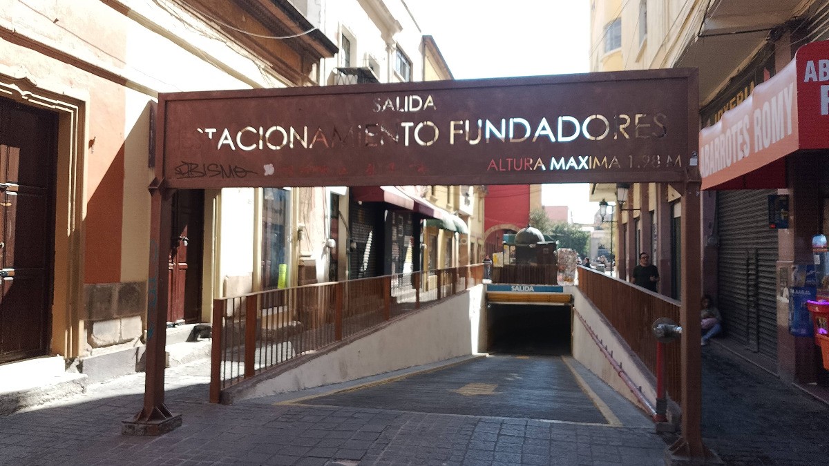 Leoneses batallan por estacionamientos gratuitos para trámites de Gobierno municipal