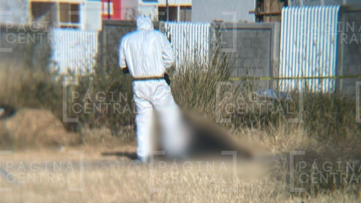 ¡Frente a escuela! Dejan cuerpo ‘embolsado’ en pleno camellón en Brisas del Campestre