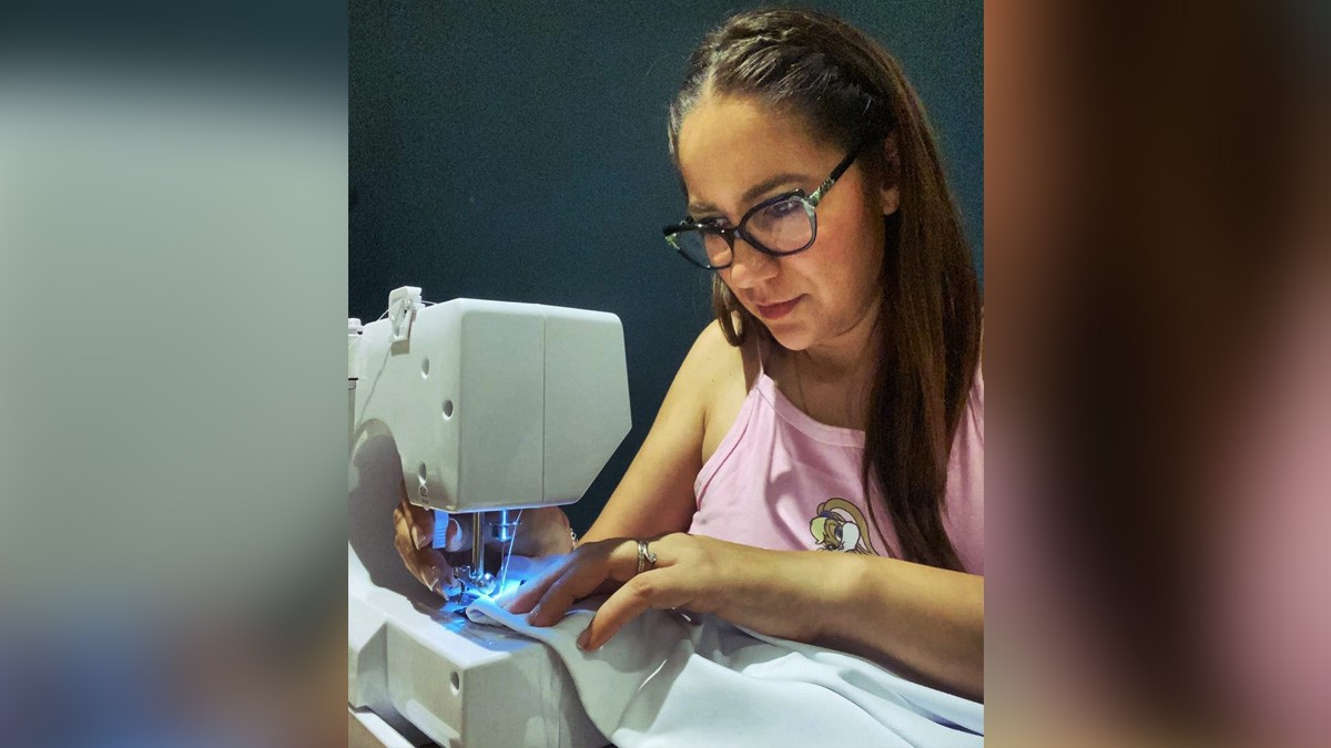 Gobernadora saca su máquina de coser para arreglar la falda de su hija y le aplauden en redes