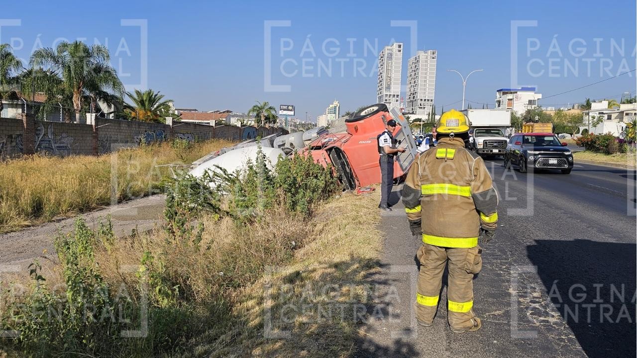Tolva revolvedora de cemento pierde el control y se vuelca sobre el Libramiento Morelos