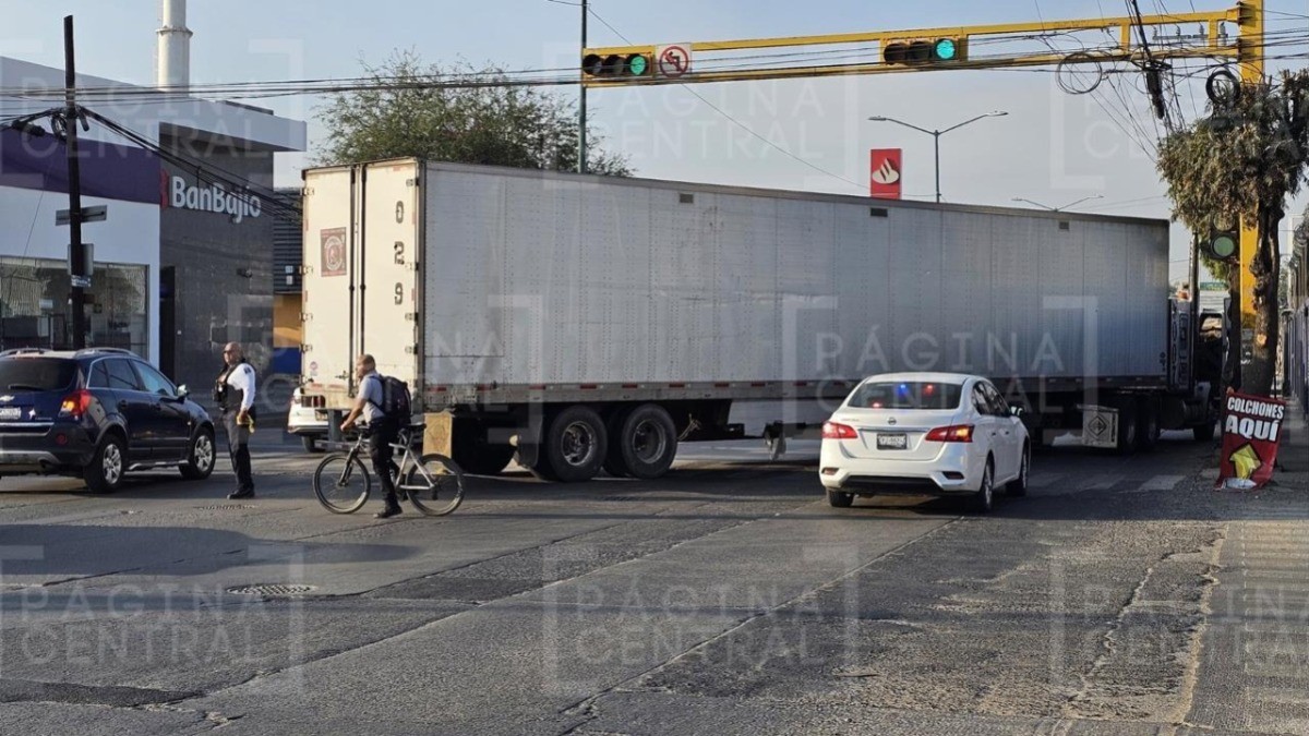 Tráiler se descompone en Delta, cierra 3 carriles con la caja y causa caos vial