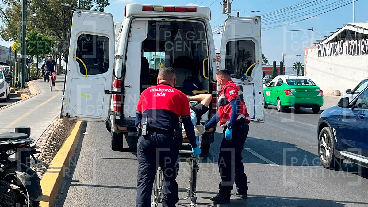 Motociclista es golpeado por un tráiler y termina chocando contra un semáforo