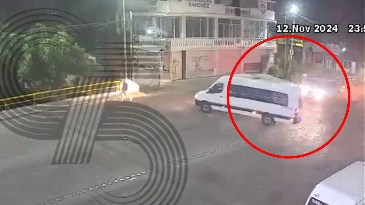 VIDEO Camioneta se impacta contra vehículo de transporte de personal y deja un fallecido