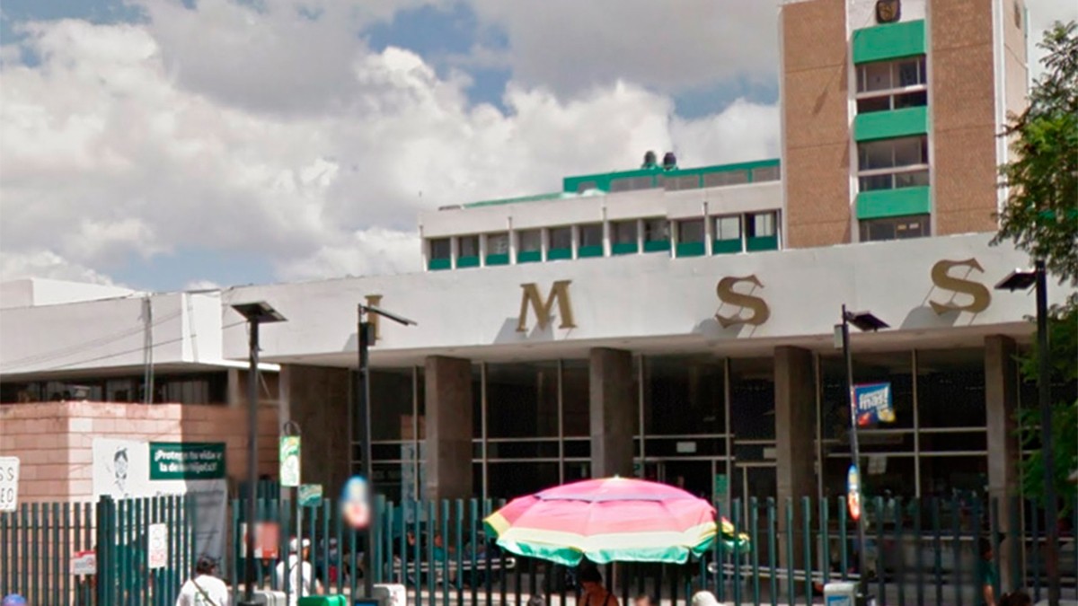 Mujer embarazada espera cuatro horas en el IMSS y termina dando a luz en el baño