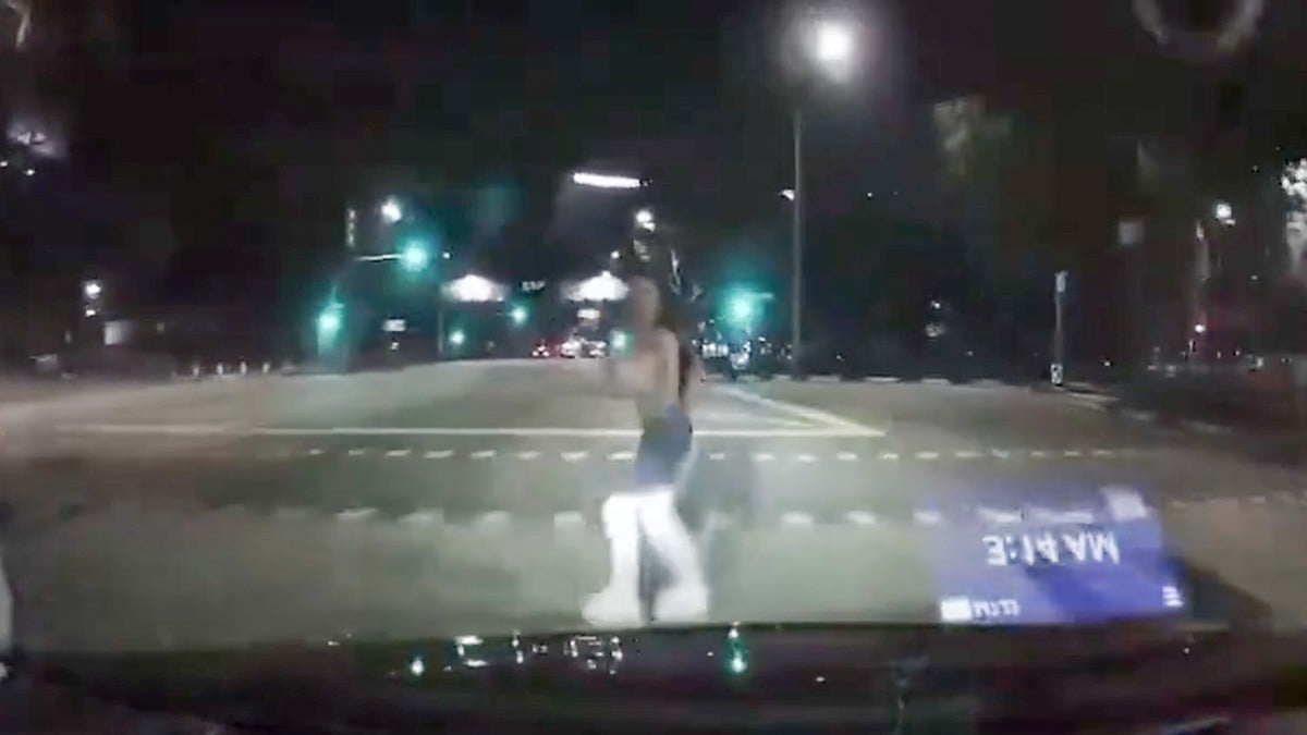 VIDEO Mujer cruza la calle distraída en el celular y termina embestida por un auto