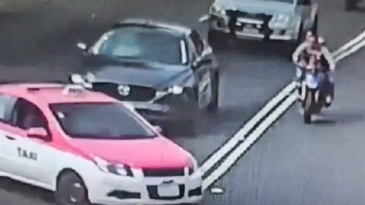 VIDEO Taxista da vuelta prohibida y mata a motociclista que iba en sentido contrario