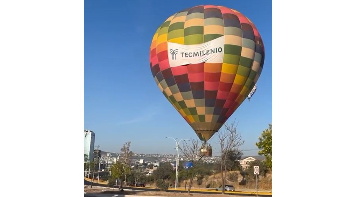 VIDEO Globo aterriza entre autos del libramiento de León y causa revuelo