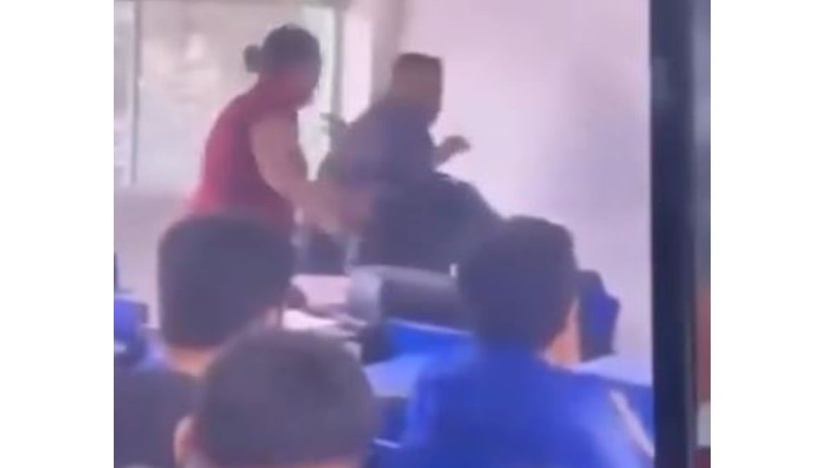 VIDEO Padres golpean a maestra por reprobar a su hijo