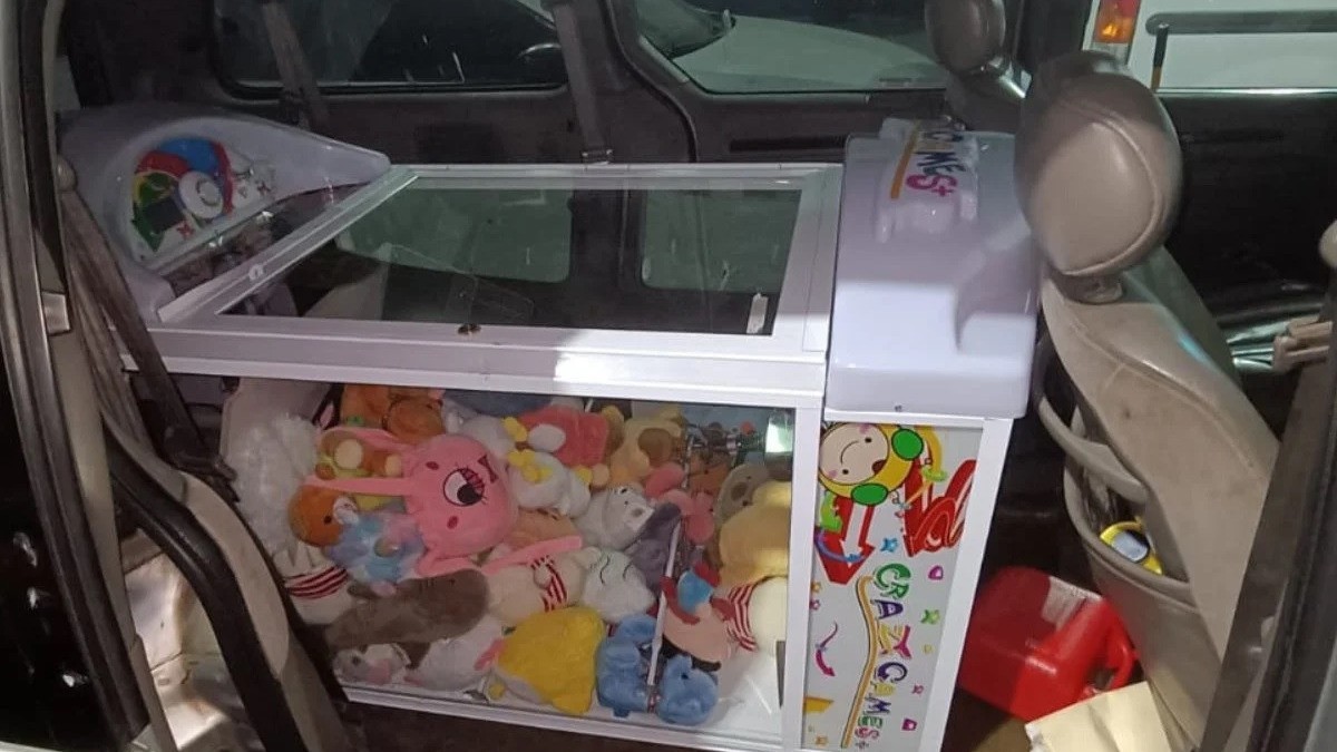 Jóvenes roban máquina atrapa peluches y provocan persecución, esto les pasó