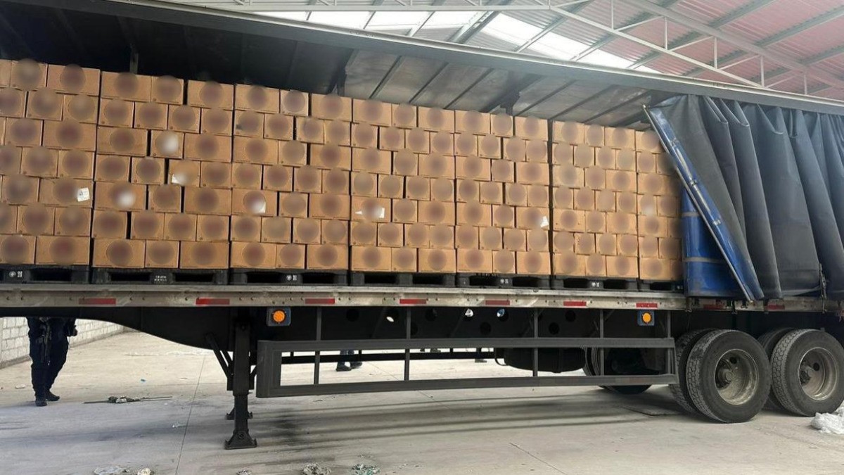 Roban tráiler repleto de cajas de cerveza en el bulevar Aeropuerto y lo recuperan