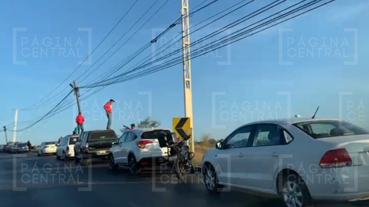 ¡Impagables! No alcanza para entradas al FIG, pero disfrutan desde el bulevar Morelos