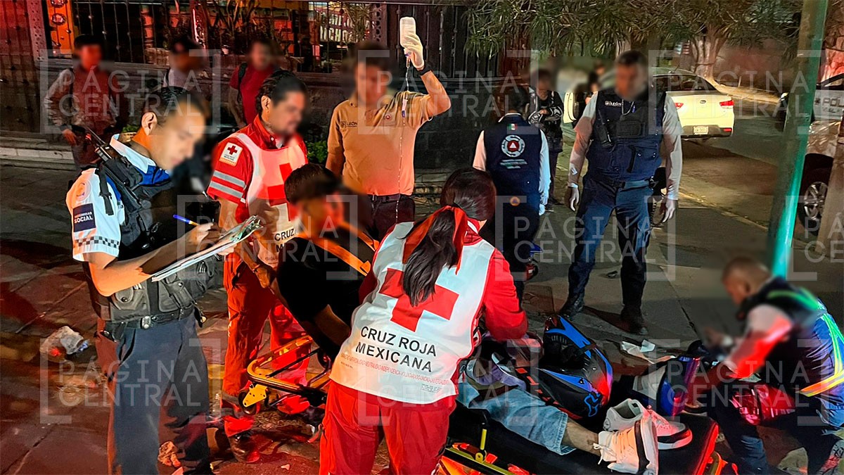 Automovilista atropella a motociclista presuntamente por pasarse un semáforo en rojo