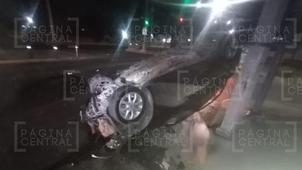 Presunto conductor ebrio choca con un poste y se vuelca en la Santo Domingo