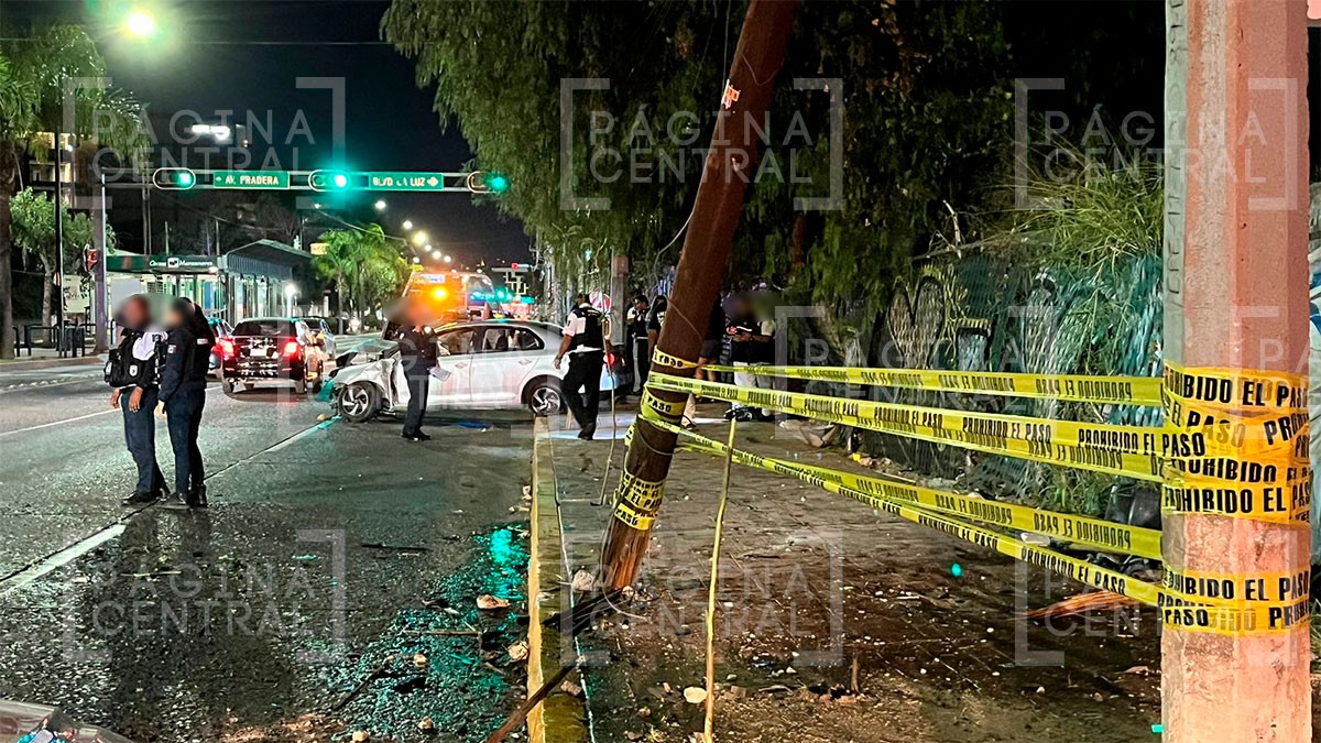 ¡Se le salió el motor al carro! Joven choca su vehículo deportivo contra poste