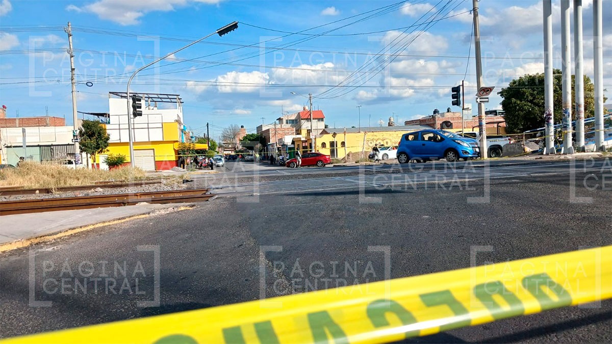 Hombre es baleado en su carro cerca de las vías del tren; se sospecha que era policía