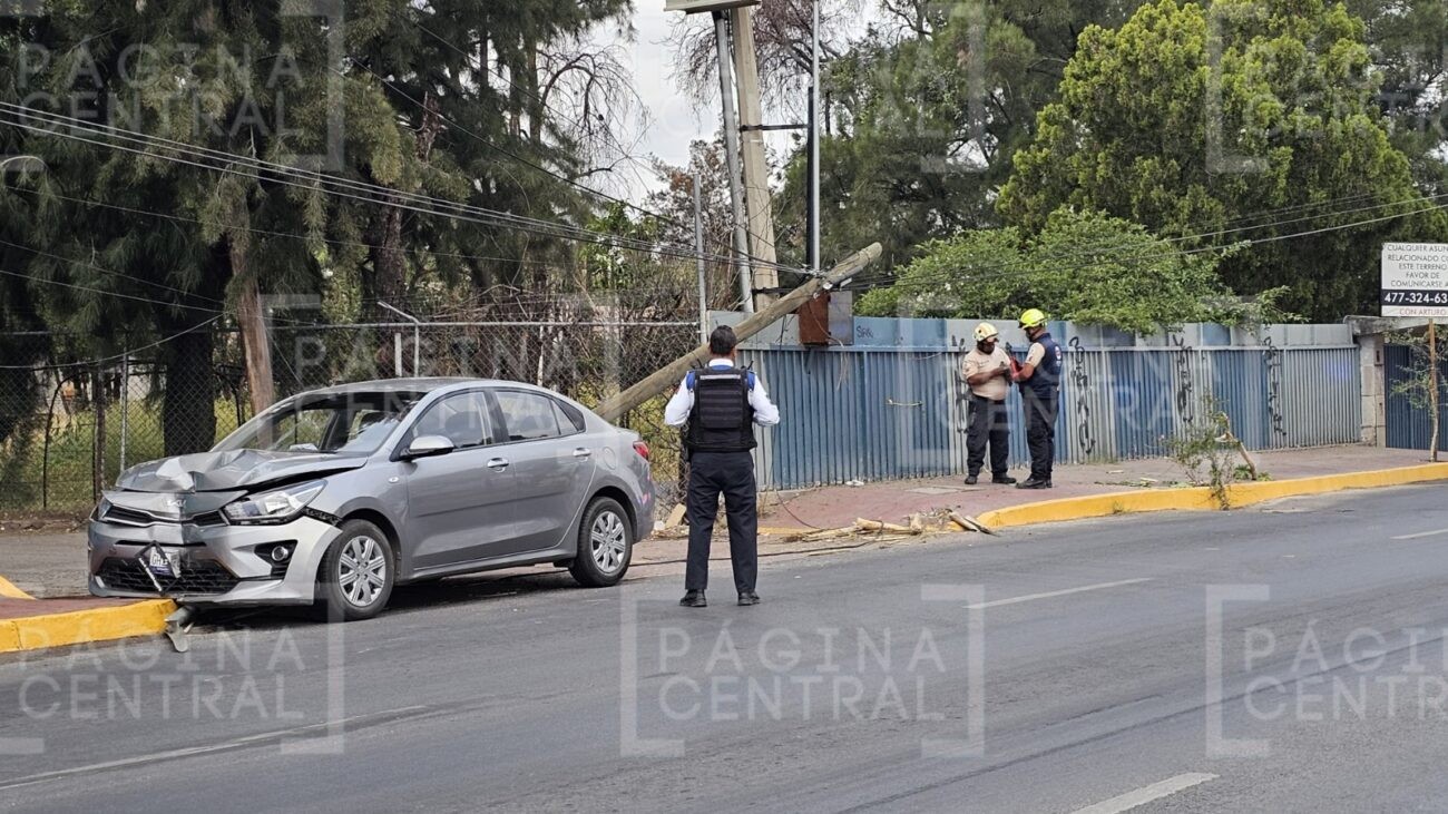 ¡Al amanecer! Conductor de auto chocó con un poste que cayó en la banqueta con todo y cables