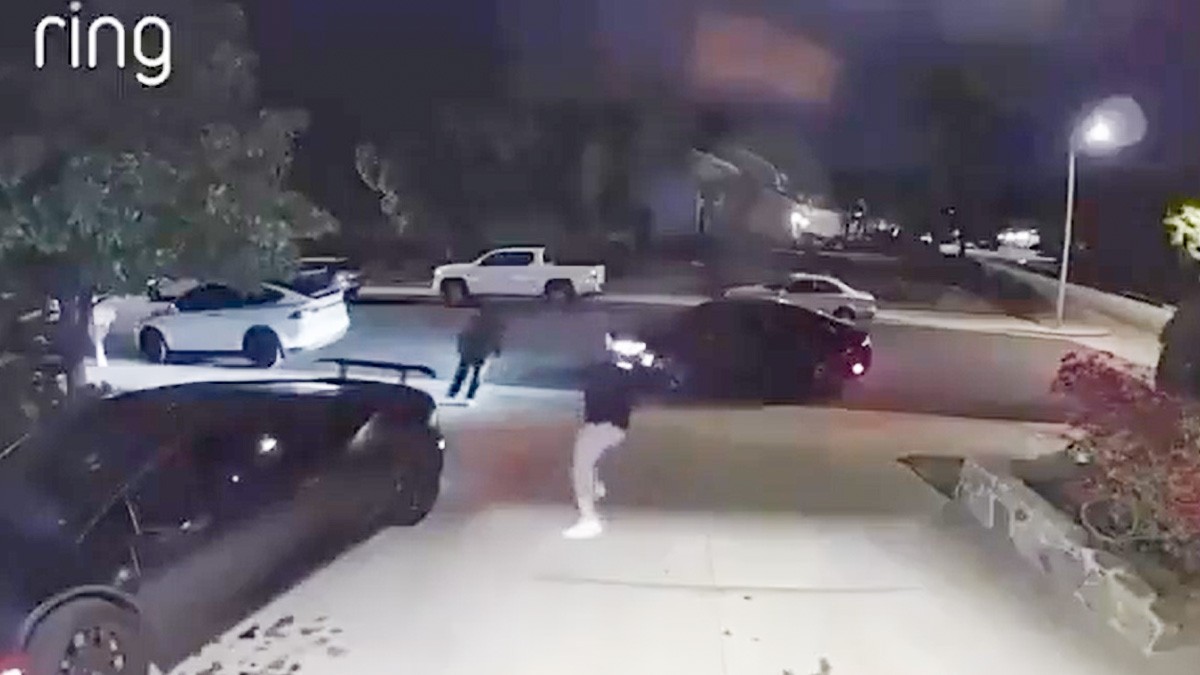 VIDEO ¿Es real? Hombre ahuyenta a presuntos ladrones ¡con un lanzacohetes!