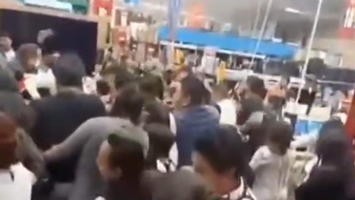 VIDEO Caos, jalones y hasta una pelea: todo por comprar una pantalla durante el Buen Fin