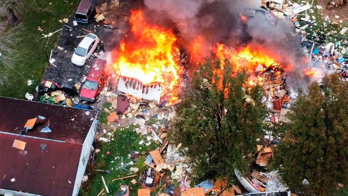 VIDEO Captan el momento de la explosión de una casa que provocó la muerte de dos personas