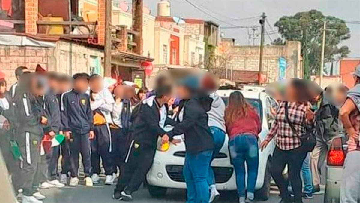 Mujer atropella a estudiantes de secundaria que desfilaban por el 20 de noviembre