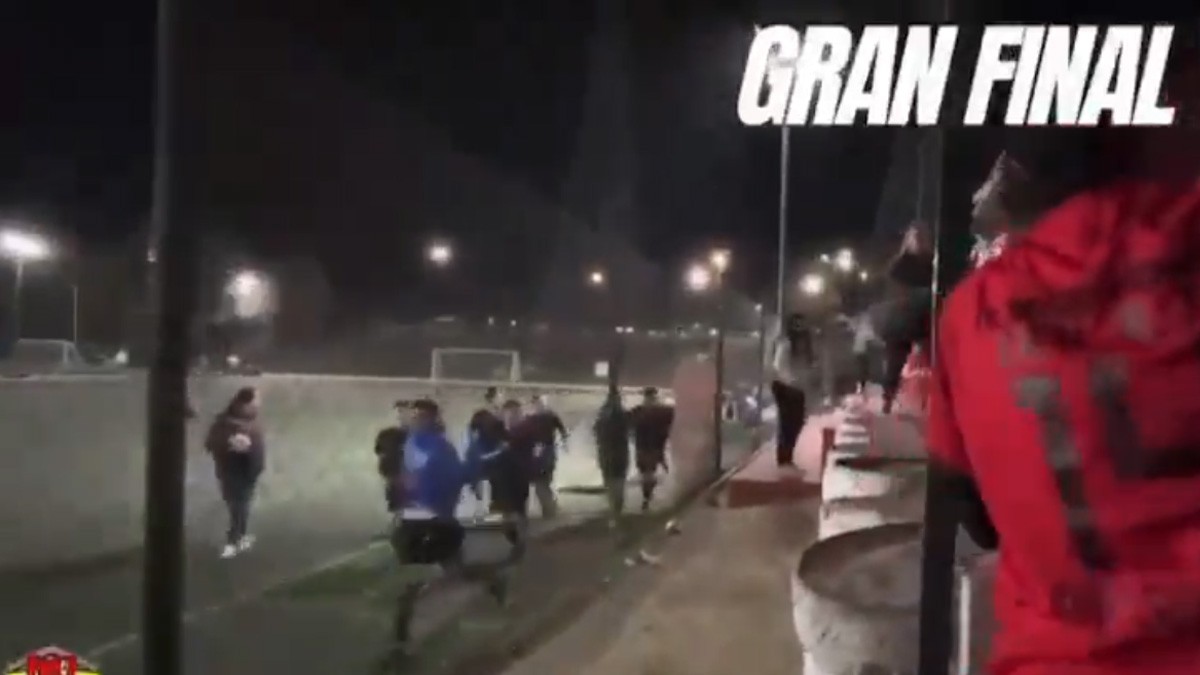 VIDEO 'Andan tirando cuetazos': asesinan a un aficionado en una cancha de futbol