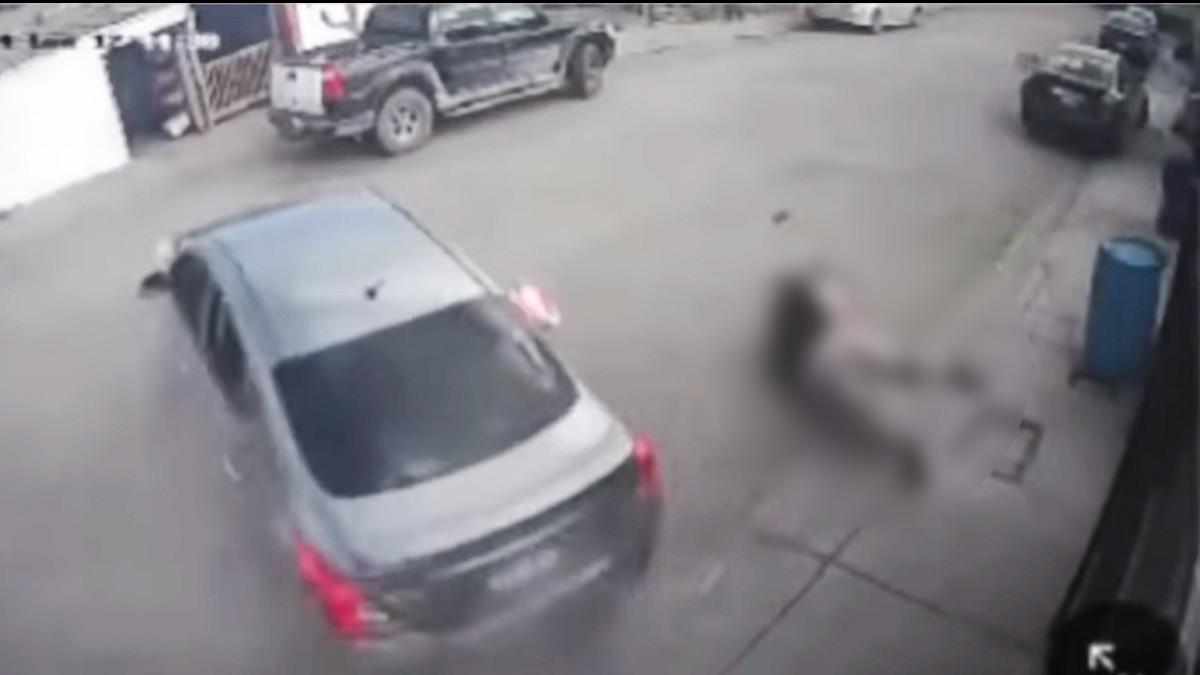 VIDEO Captan cuando auto embiste a madre y su hija cuando cruzaban una calle