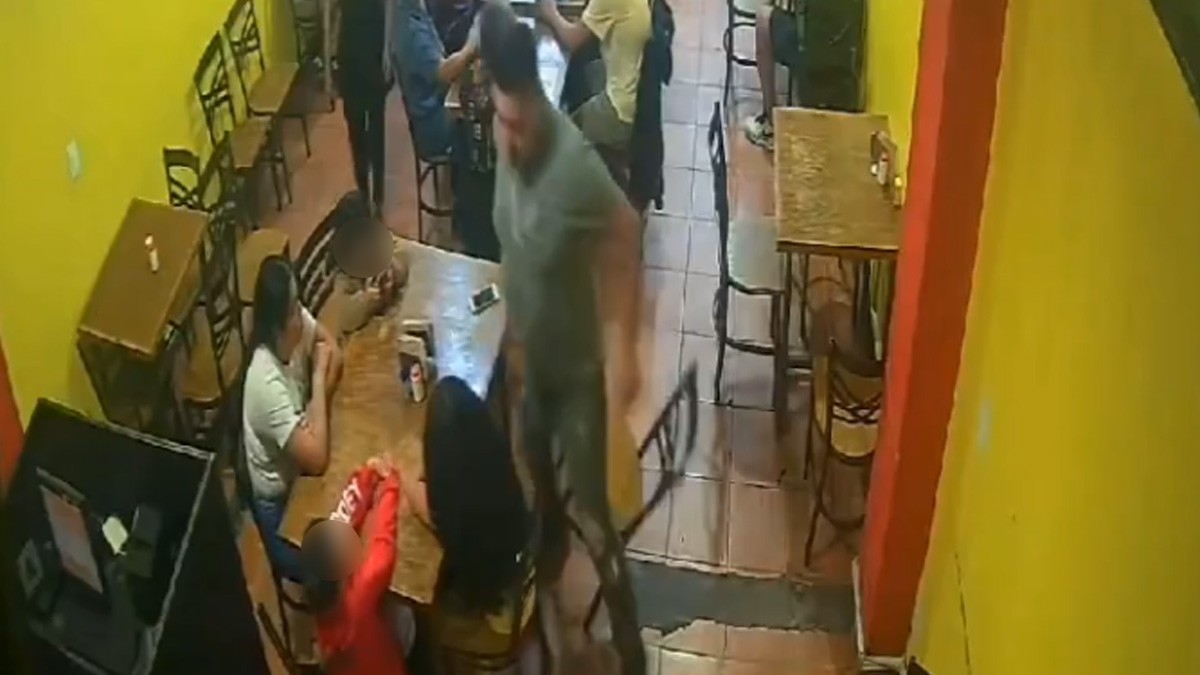 VIDEO Ladrones asaltan una taquería y hombre escapa y abandona a su familia