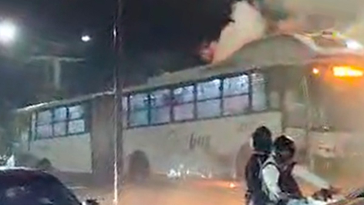 VIDEO ¡Oruga en llamas! Pasajeros salen apresurados de unidad en San Juan Bosco