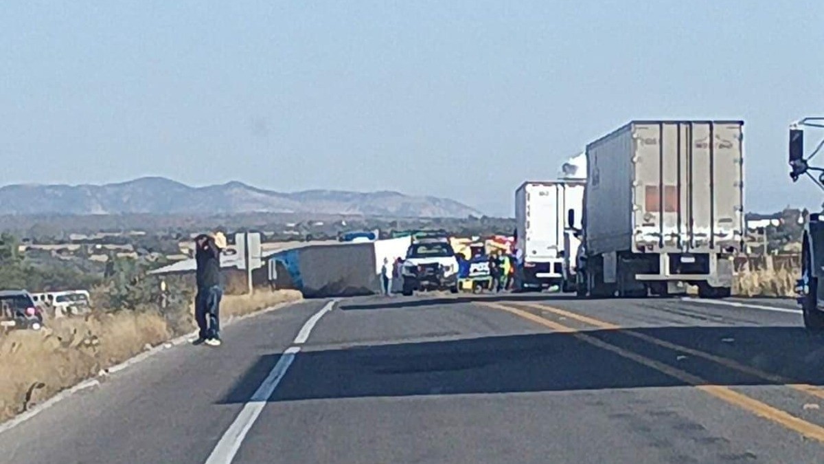 ¡Camionazo! Cierran carretera Silao-San Felipe por volcadura