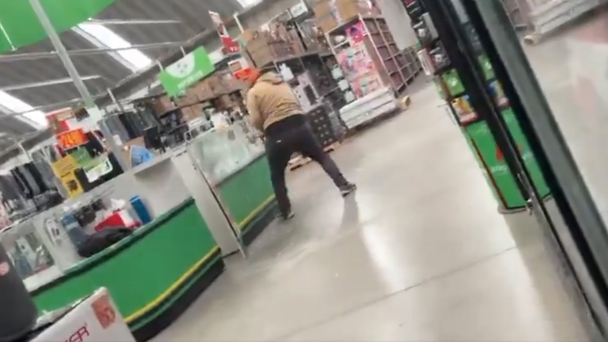 VIDEO Clientes captan como ladrones destrozan Bodega Aurrerá durante asalto