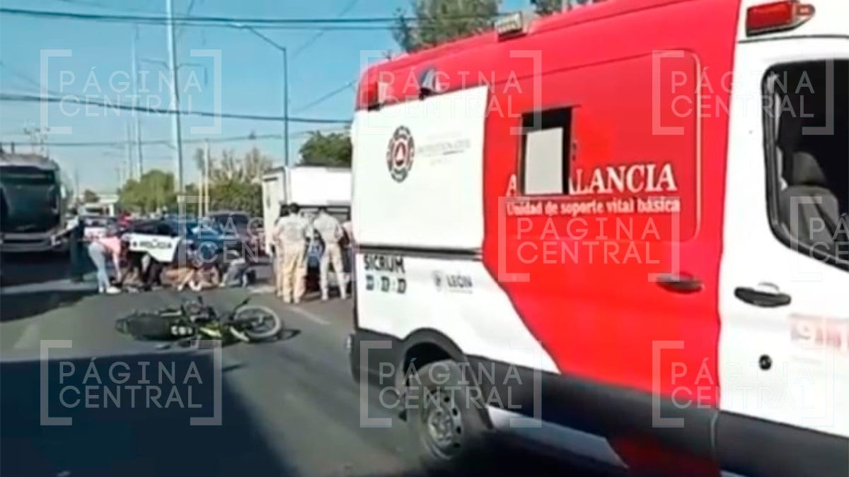 Coche atropella a mujer tras ser impactado por motociclista a exceso de velocidad