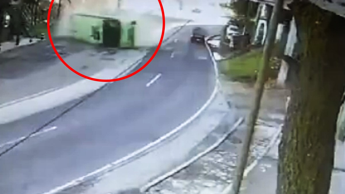 VIDEO Camión de pasajeros sufre falla en sus frenos y termina volcado; hay 32 heridos