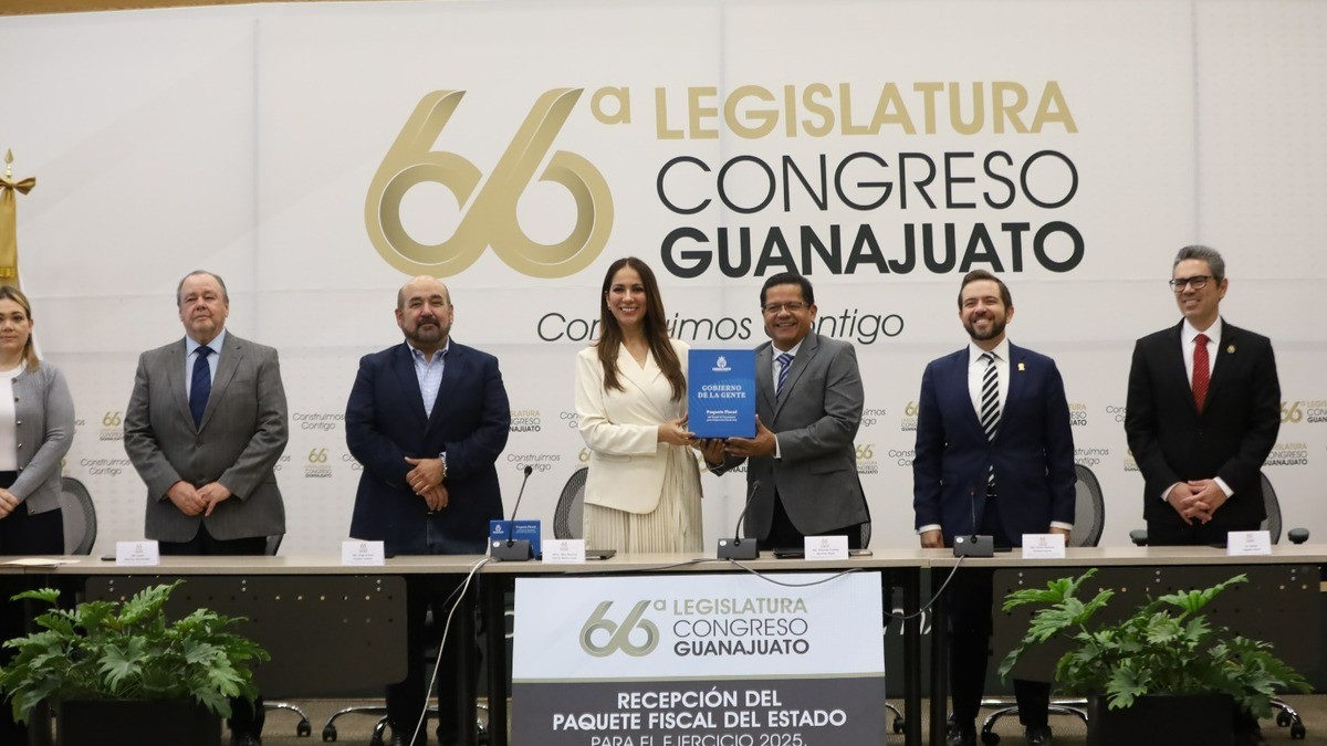 Compromiso y transparencia, promete gobernadora al entregar Paquete Fiscal 2025