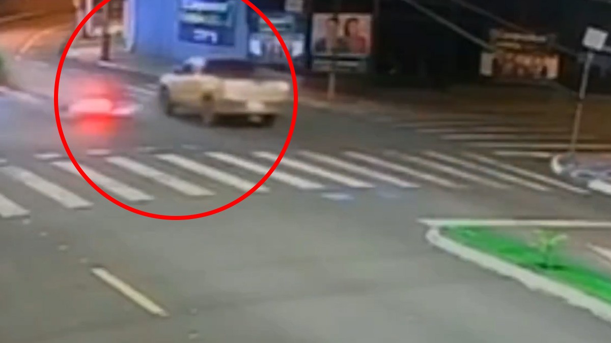 VIDEO Captan cuando motociclista se impacta contra una camioneta y provoca que vuelque