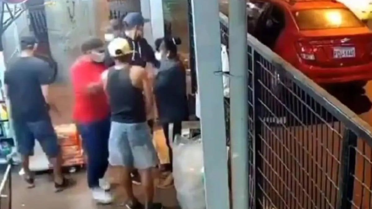 VIDEO Sicarios intentan raptar a una mujer, pero se les escapa una bala y uno muere