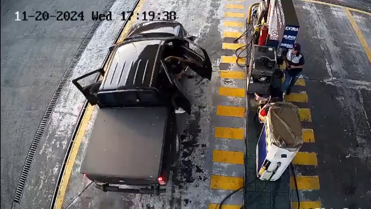 VIDEO Mujer estaba en una gasolinera cuando la raptan y avientan a su bebé al suelo