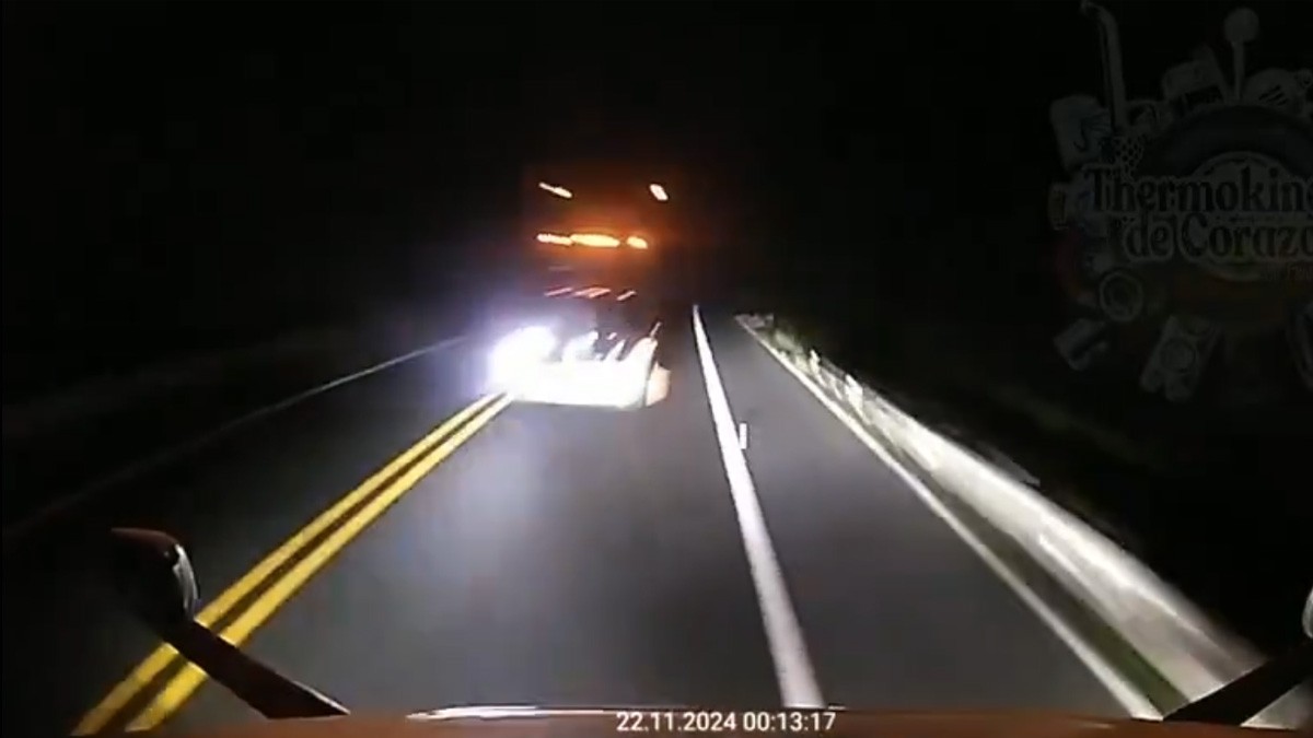 VIDEO Captan el choque de frente entre dos tráileres en la carretera