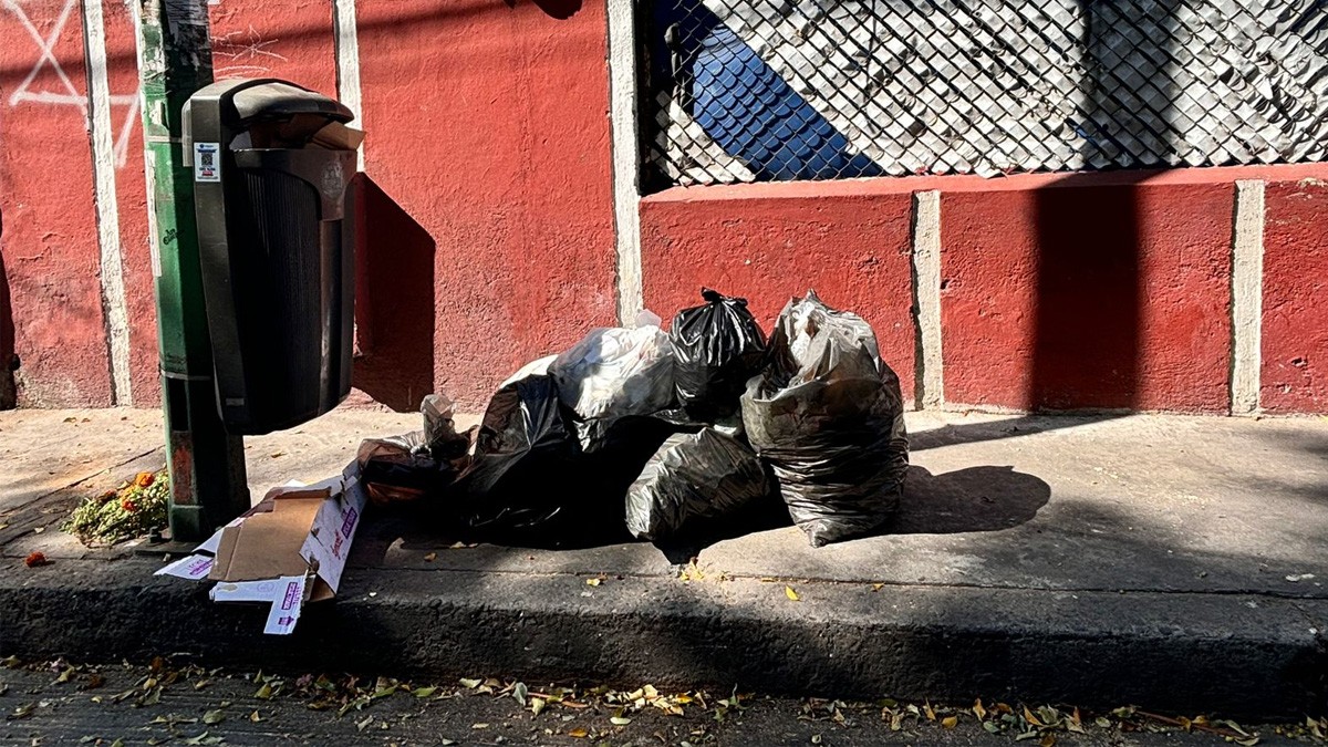 VIDEO Recolectores exigen un pago, hombre se niega y le llenan su taller de basura